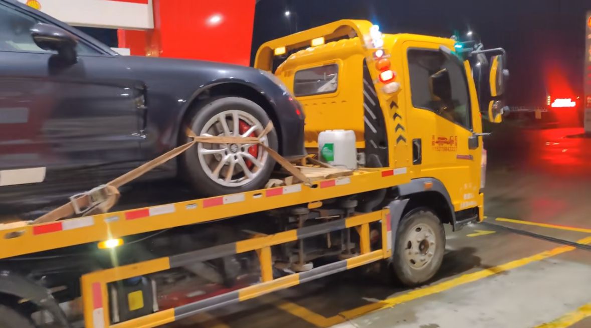 行车途中遇到突发状况该如何呼叫道路救援？